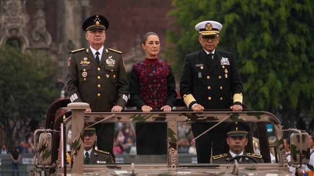 Ricardo Trevilla Trejo, secretario de la Defensa Nacional; Claudia Sheinbaum, Presidenta de México, y Raymundo Pedro Morales Ángeles, secretario de Marina, encabezaron el 114 Aniversario de la Revolución Mexicana en el Zócalo