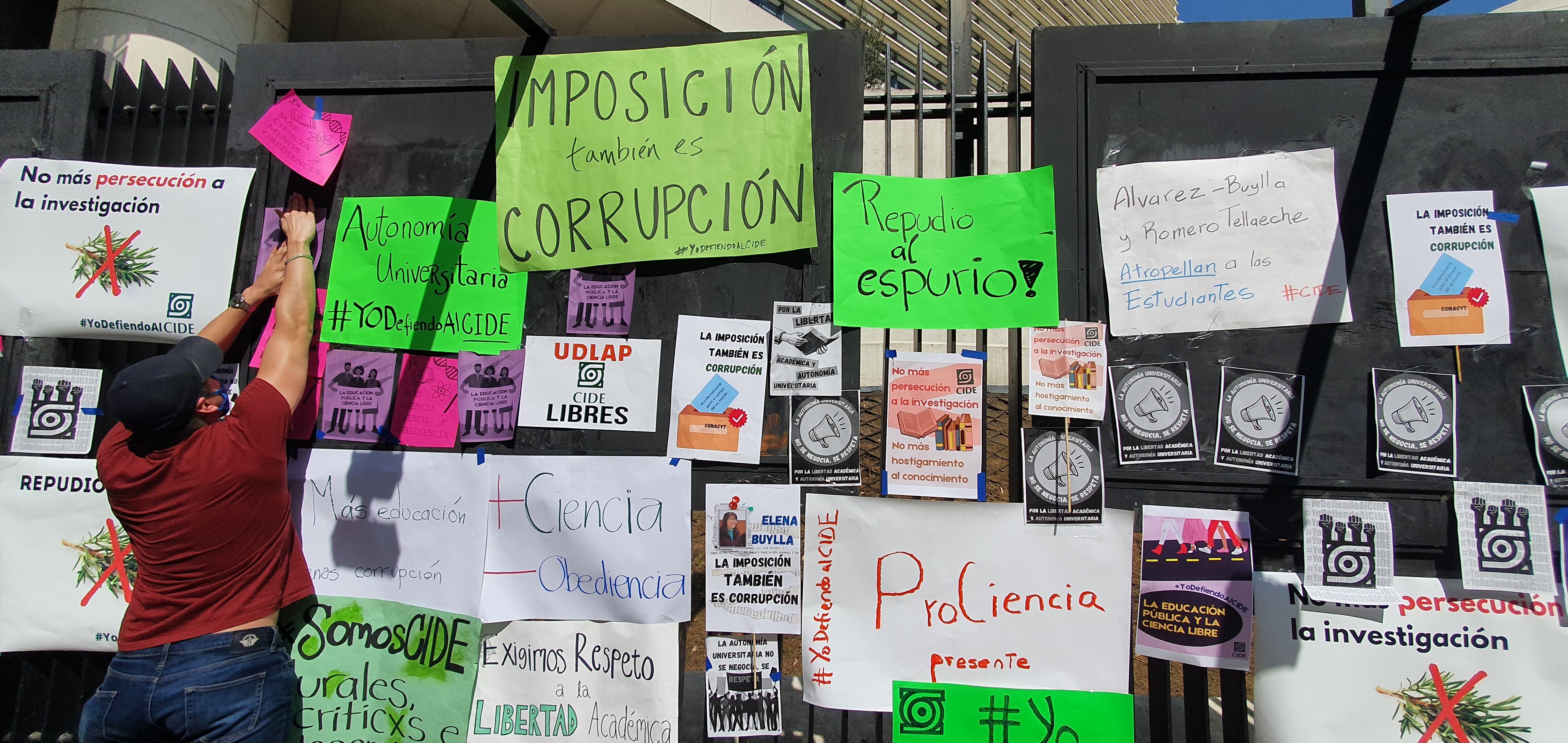 Protesta en el Senado de estudiantes del CIDE