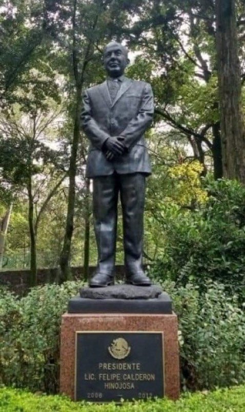 ¿Qué le pasó a la estatua de Felipe Calderón en Los Pinos? “Ni la naturaleza lo quiere”, dicen adversarios