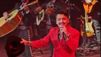 Christian Nodal sorprende con mariachis a Kany García durante su concierto