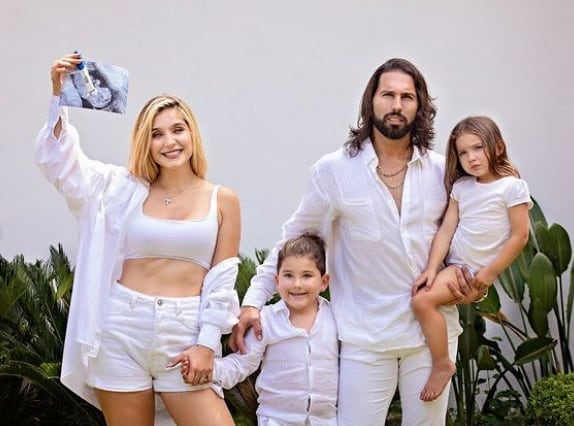 Marcela Mistral. Poncho de Nigris y sus hijos