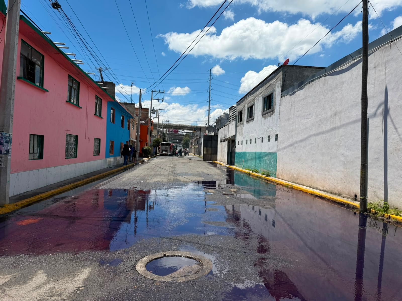 Bomberos de Toluca sofocan incendio en bodega de desechos industriales.