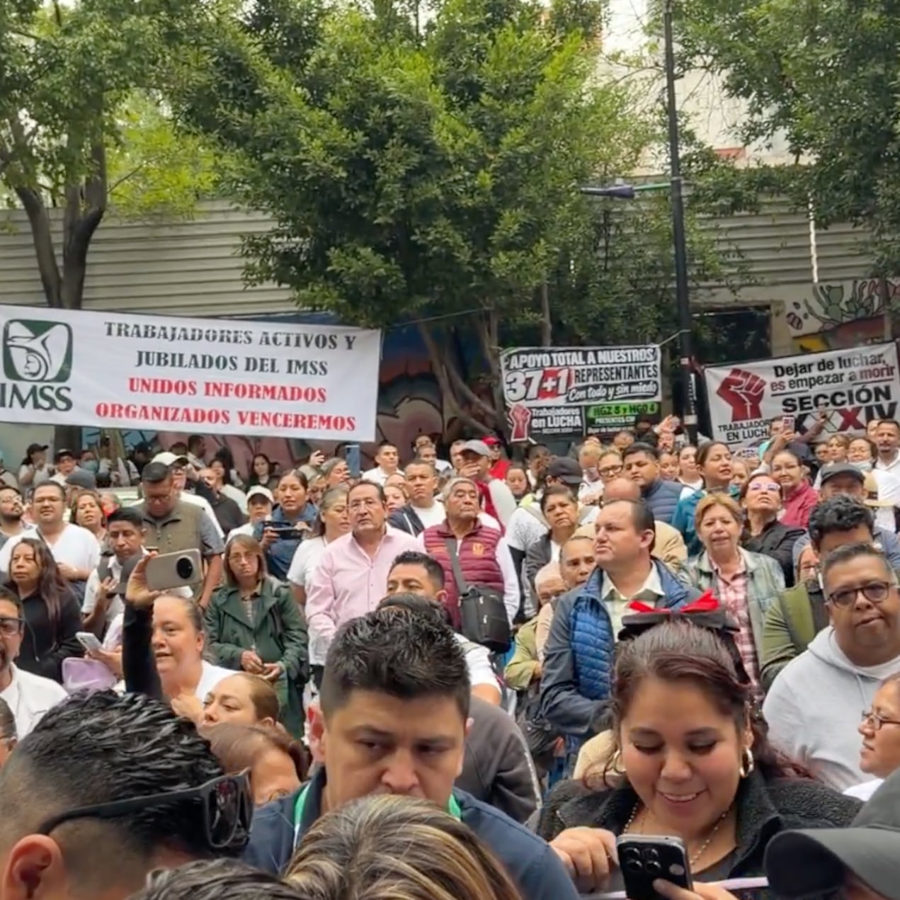 Protesta de trabajadores del IMSS frente a Segob llega a Paseo de la Reforma
