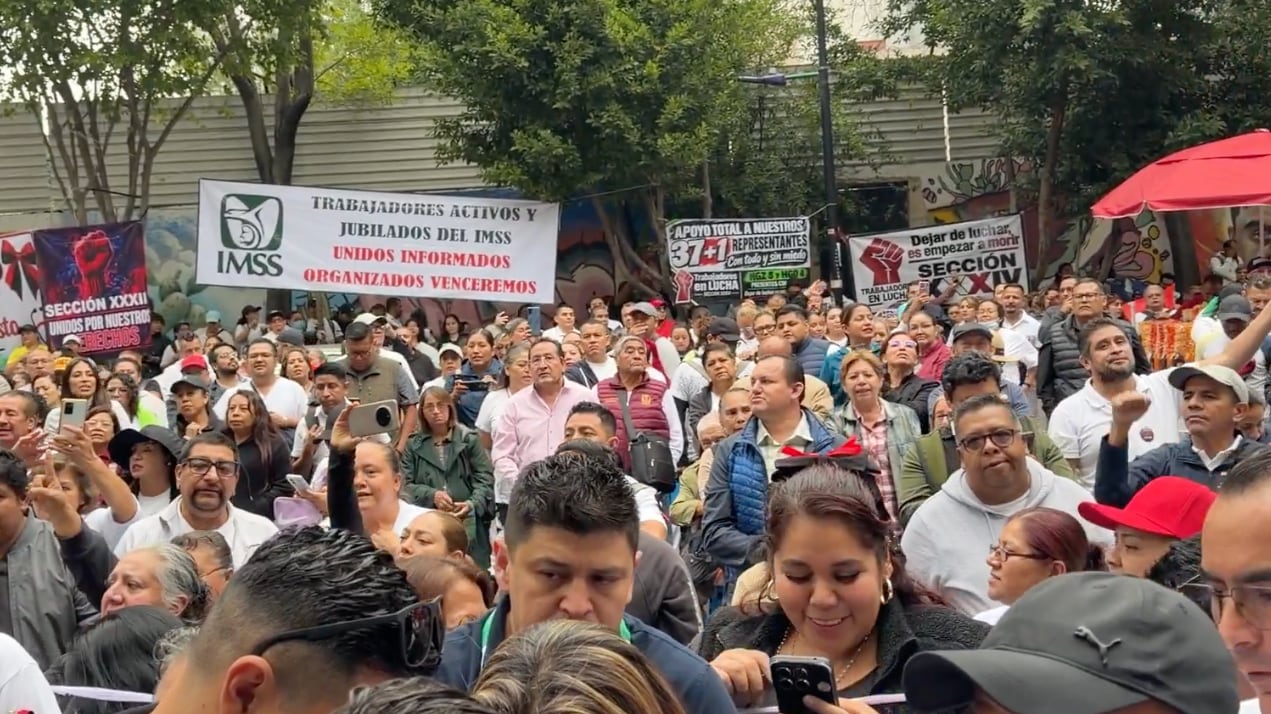 Protesta de trabajadores del IMSS frente a Segob llega a Paseo de la Reforma