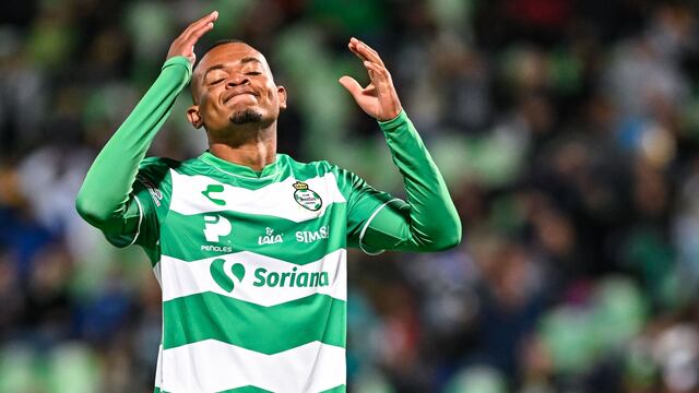 Harold Preciado se lamenta durante un partido con Santos Laguna