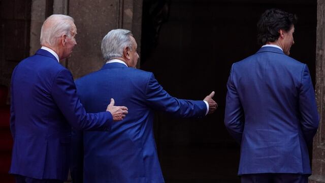 Joe Biden, Andrés Manuel López Obrador y Justin Trudeau, a su lado las primeras damas Jill Biden, Beatriz Gutiérrez Müller y Sophie Grégorie Trudeau en Palacio Nacional durante la celebración de la décima Cumbre de Líderes de América del Norte.