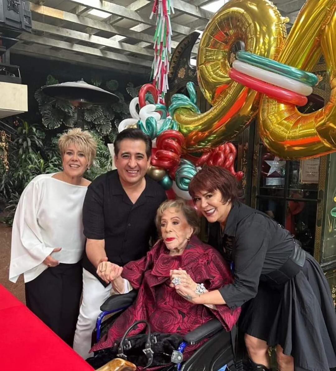 Silvia Pinal festejando sus 94 años de edad.