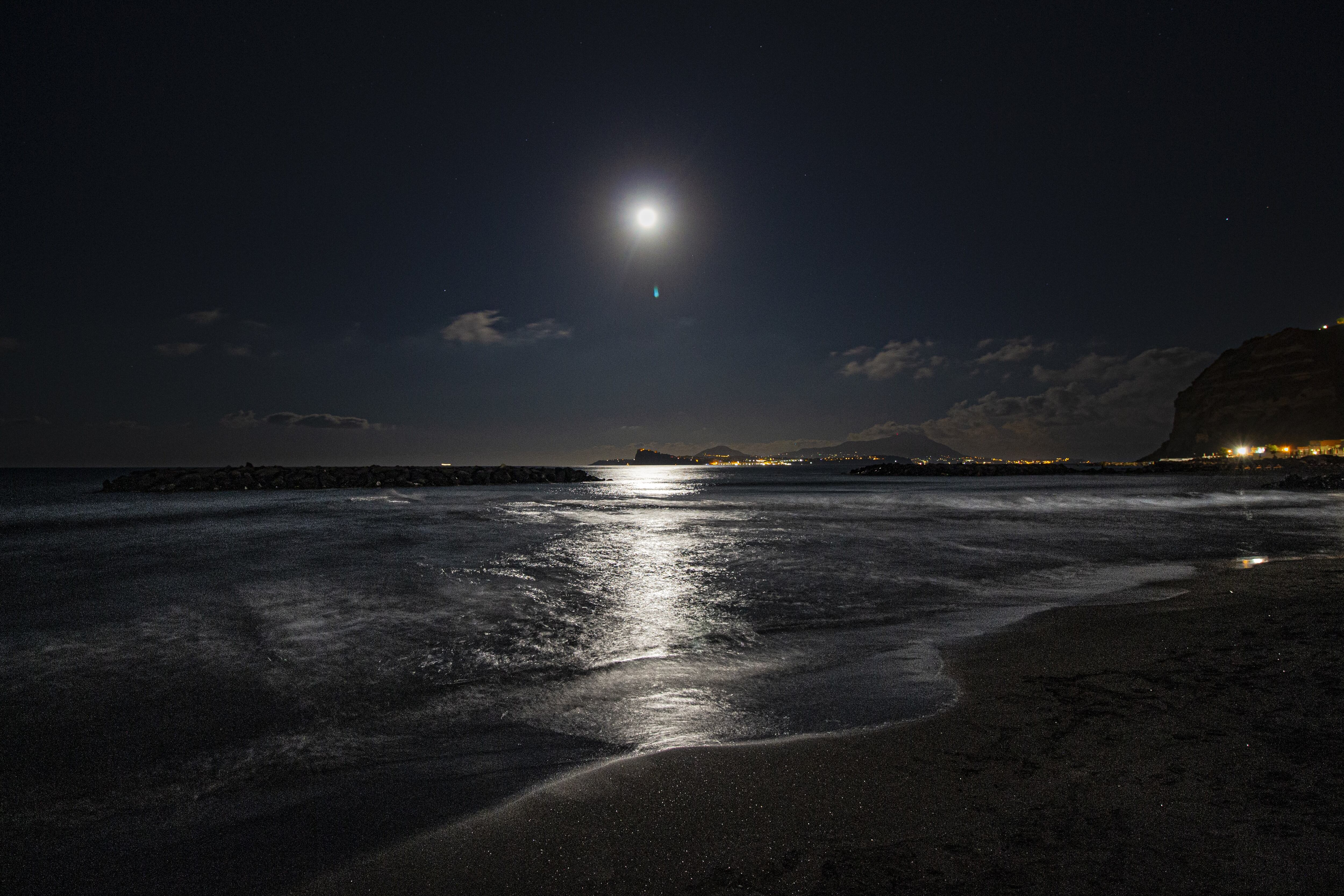Beso de la Luna y Venus