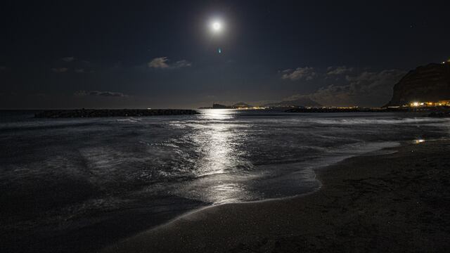 Beso de la Luna y Venus