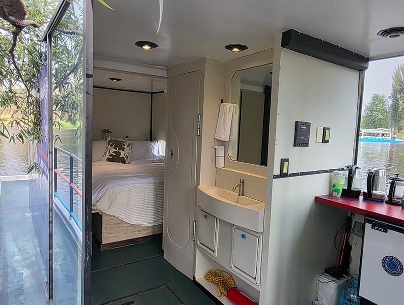 Trajinera con hospedaje en Xochimilco se anunciaba en Airbnb sin permisos