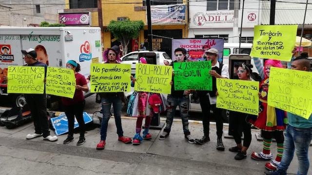 Familiares de payasos detenidos se manifiestan para pedir su liberación.