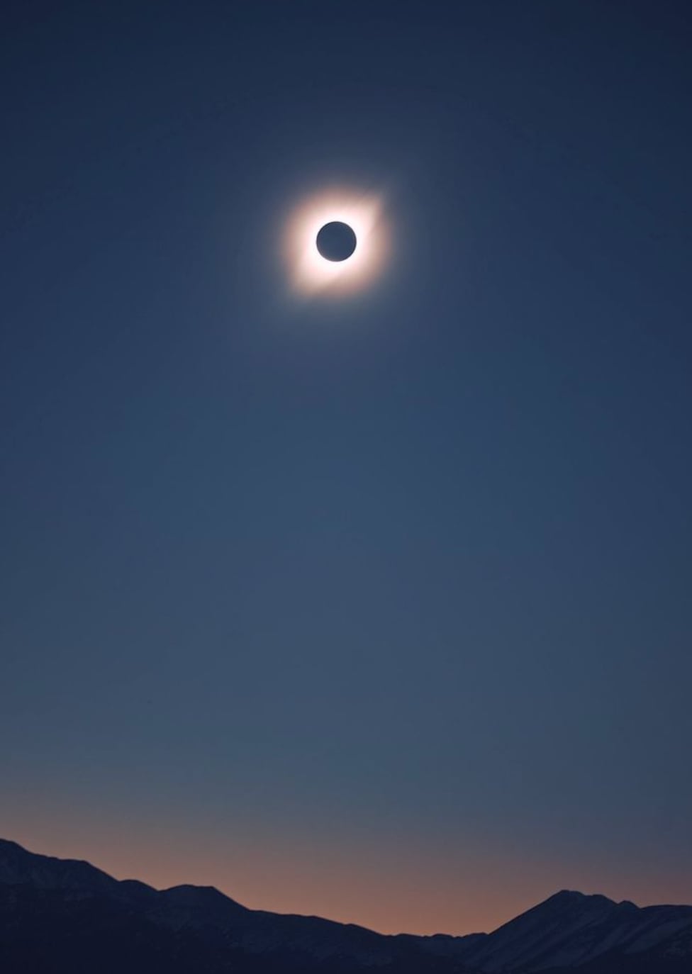 Fondo de pantalla de eclipse solar lejano