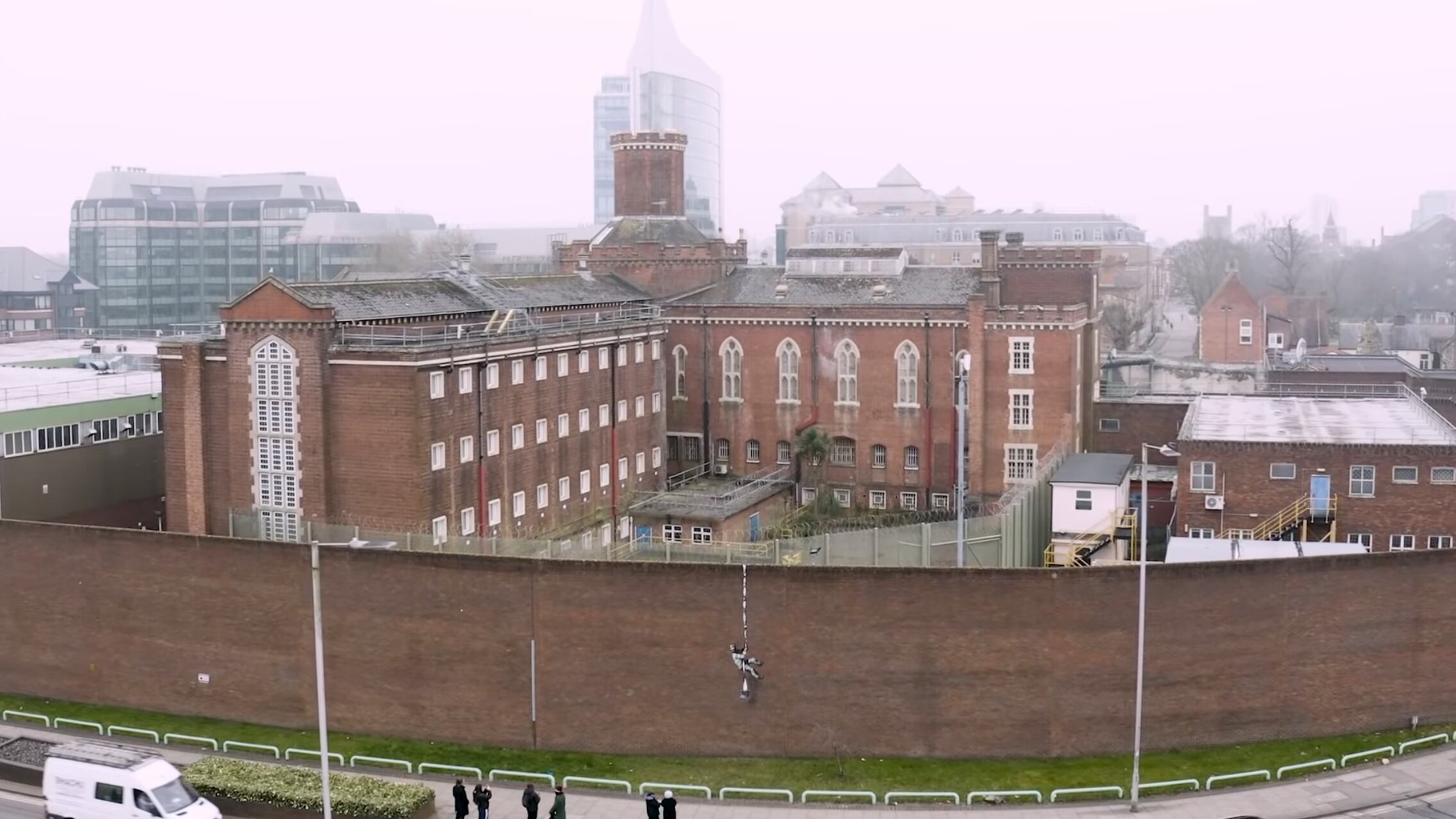 Bansky realiza una obra en muro de prisión