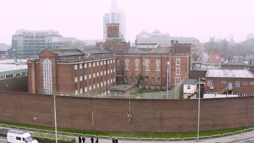 Bansky realiza una obra en muro de prisión