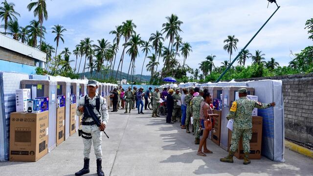 Entrega de apoyos en Acapulco