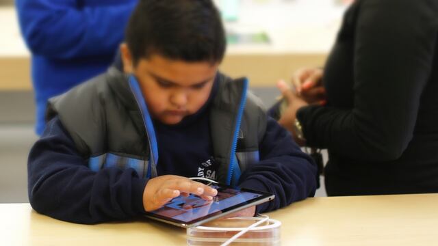 Un niño usa un iPad en la tienda de Apple en San Francisco