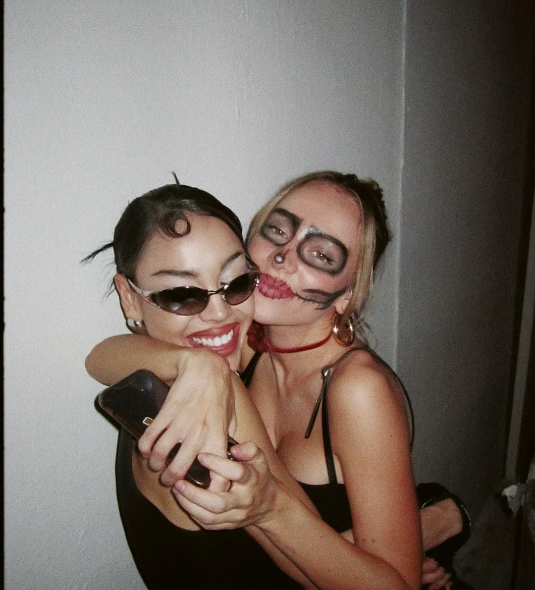 Danna Paola se reencuentra con Ester Expósito.