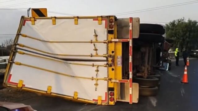 Cierran circulación en el Circuito Exterior Mexiquense hoy por volcadura de tráiler en Ecatepec