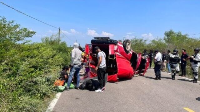 Migrantes cubanos sufren volcadura en Oaxaca