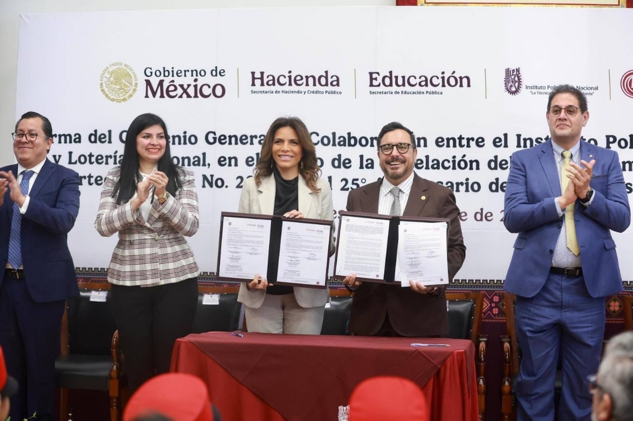 Olivia Salomón y Arturo Reyes presentan boleto conmemorativo por 25 años del Archivo Histórico del IPN.