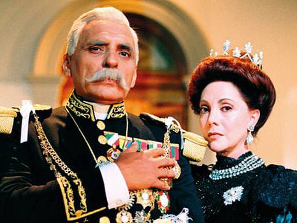 Manuel Ojeda y Jacqueline Andere como Porfirio Díaz y Carmen Romero Rubio
