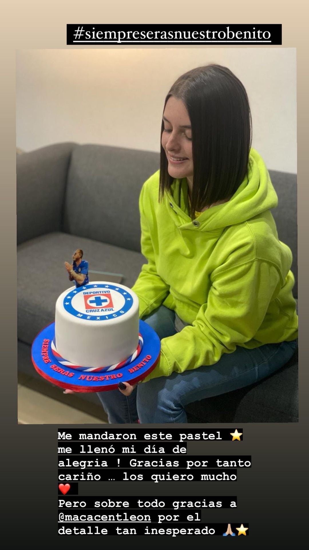 Nerea Godínez recibe pastel dedicado a Octavio Ocaña