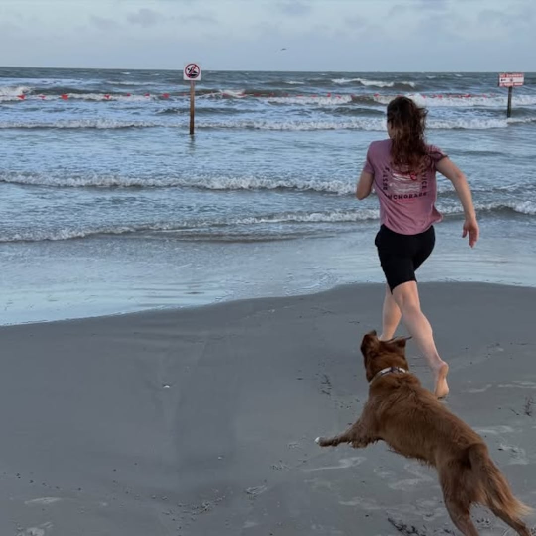 El emotivo reencuentro de Christina Koch con su perro tras regresar a la Tierra