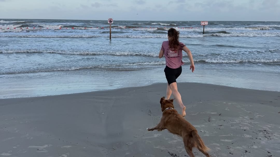 El emotivo reencuentro de Christina Koch con su perro tras regresar a la Tierra