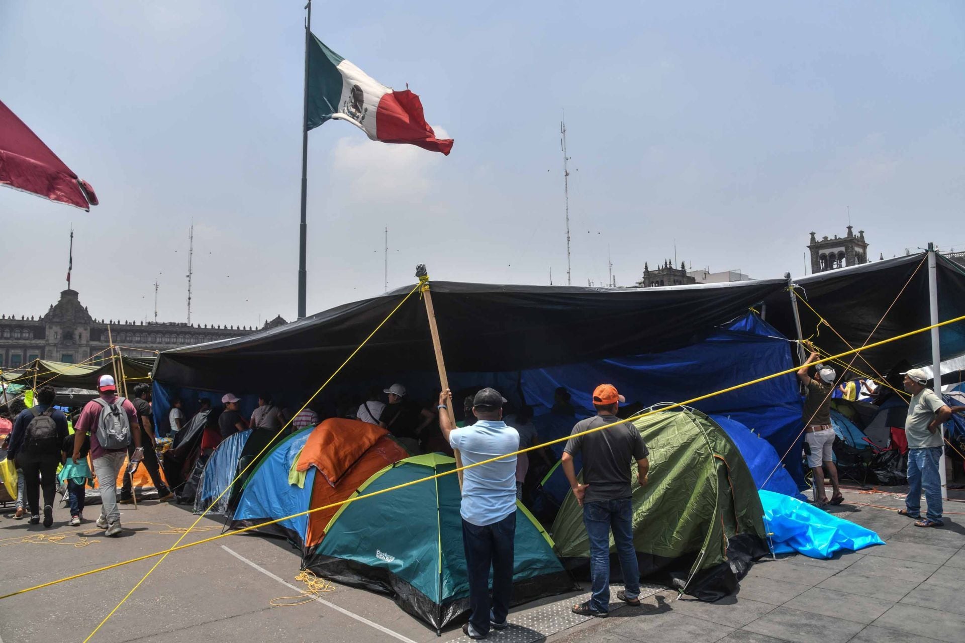 Plantón de maestros de la CNTE permanece en el Zócalo, horas antes del diálogo que lo cambiará todo