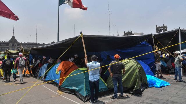 Plantón de maestros de la CNTE permanece en el Zócalo, horas antes del diálogo que lo cambiará todo