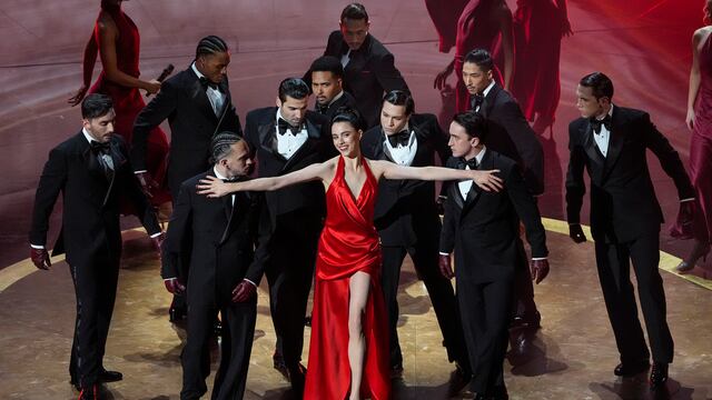 Margaret Qualley en el homenaje al Agente 007: James en los Premios Oscar 2025