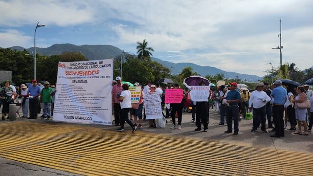 Bloqueo de maestros jubilados del SNTE en la costera Miguel Alemán de Acapulco