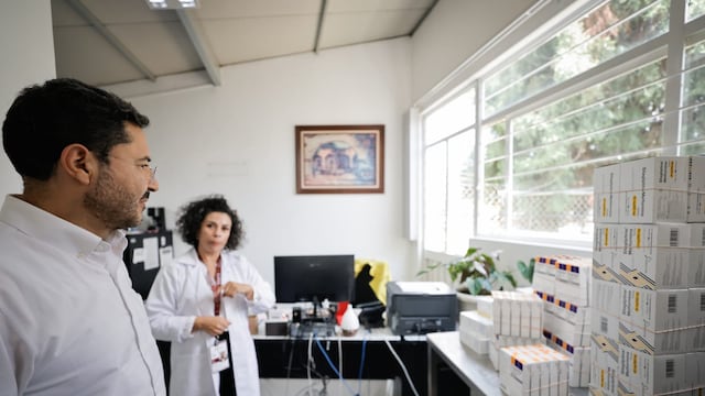 Martí Batres realiza visitas sorpresa a unidades del ISSSTE en Puebla para revisar abasto.