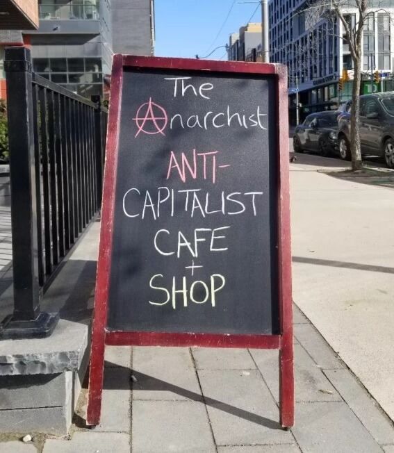 Quiebra el café anticapitalista por falta de fondos