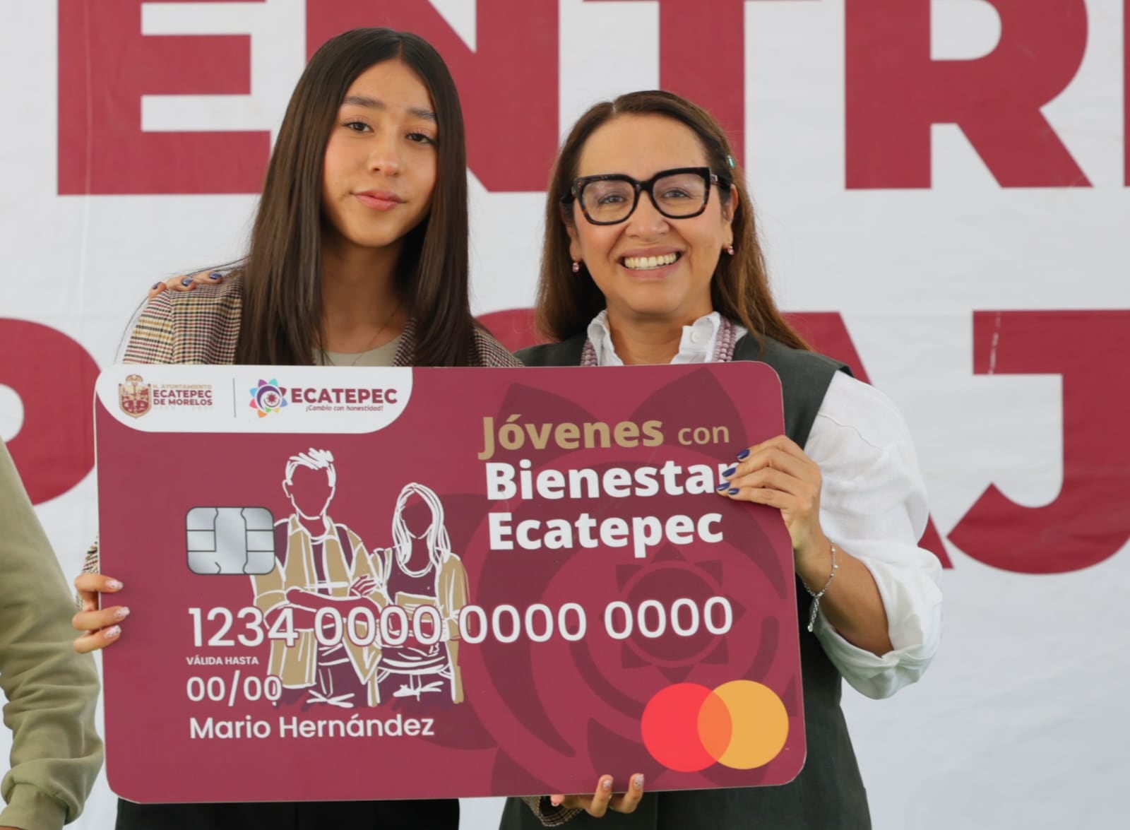 Ecatepec entrega mil tarjetas de apoyo para universitarios