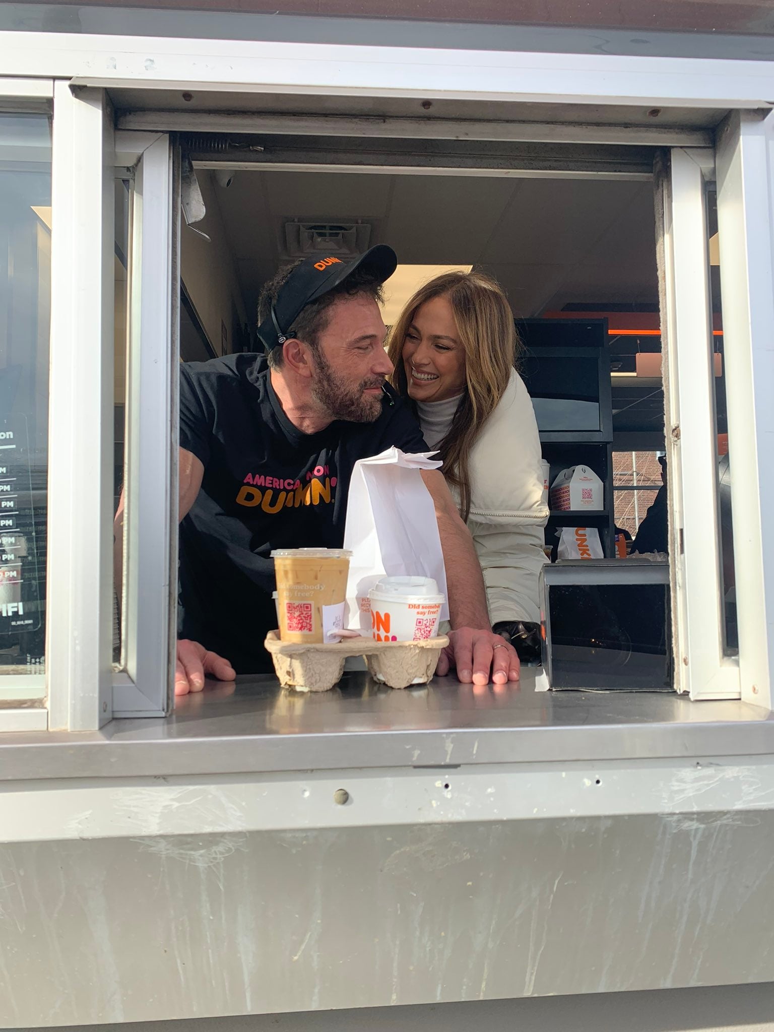 Ben Affleck atiende un Dunkin’ Donuts junto a Jennifer Lopez