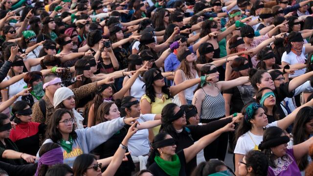 Performance de Un violador en tu camino interpretado por organizaciones feministas