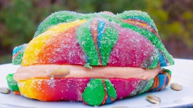 Pan de Muerto arcoíris