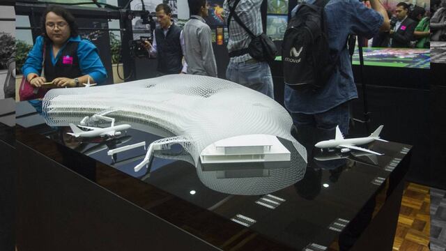 López Obrador plantea dos nuevas pistas para el aeropuerto militar de Santa Lucía y utilizarlo para recibir vuelos internacionales y de carga, además de nuevas vías de comunicación entre la basse militar y el centro de la ciudad.