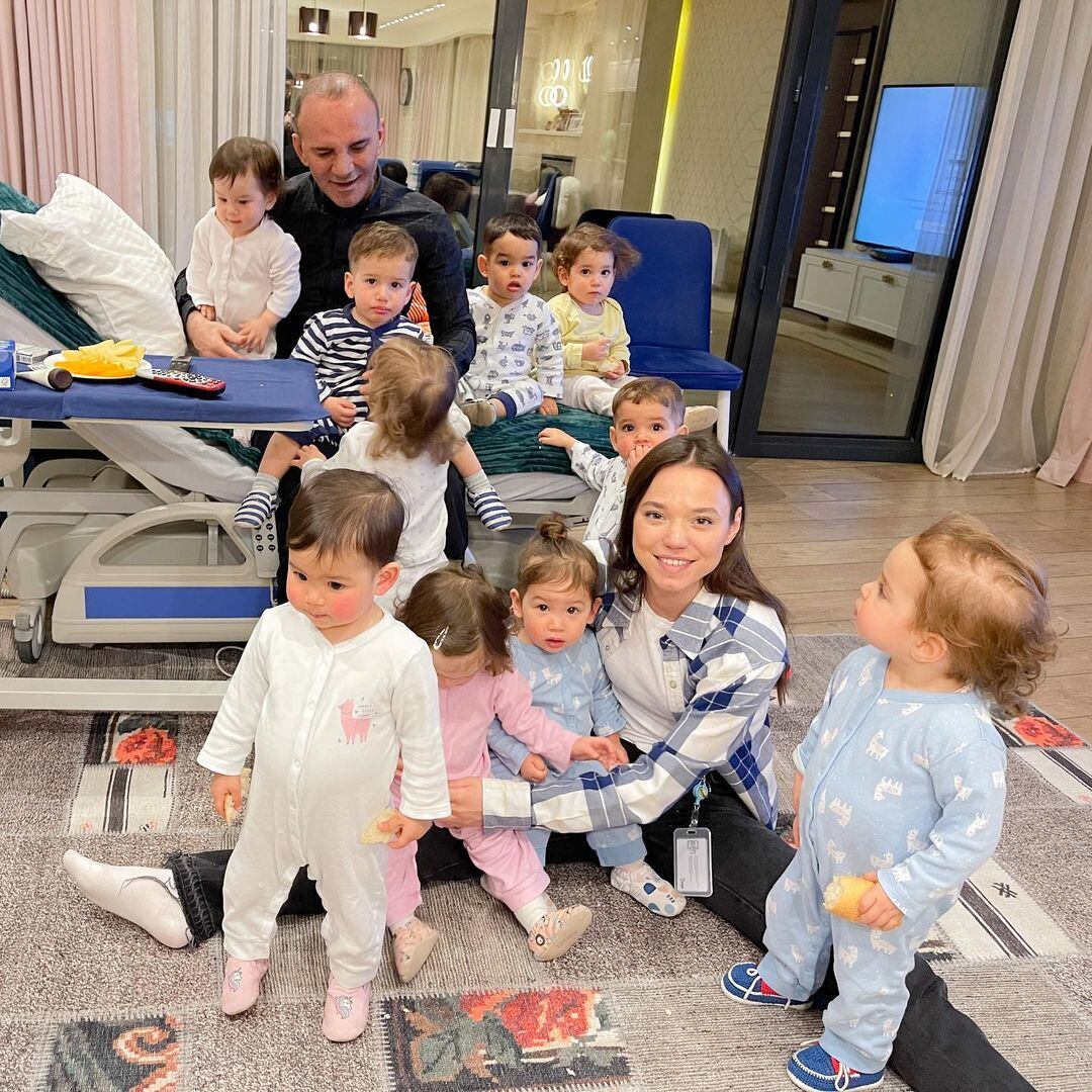 Galip Ozturk y Christina Ozturk con sus hijos.