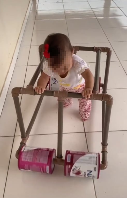 Padre fabrica andadera para su hija, solo usó latas de leche y tubos de PVC