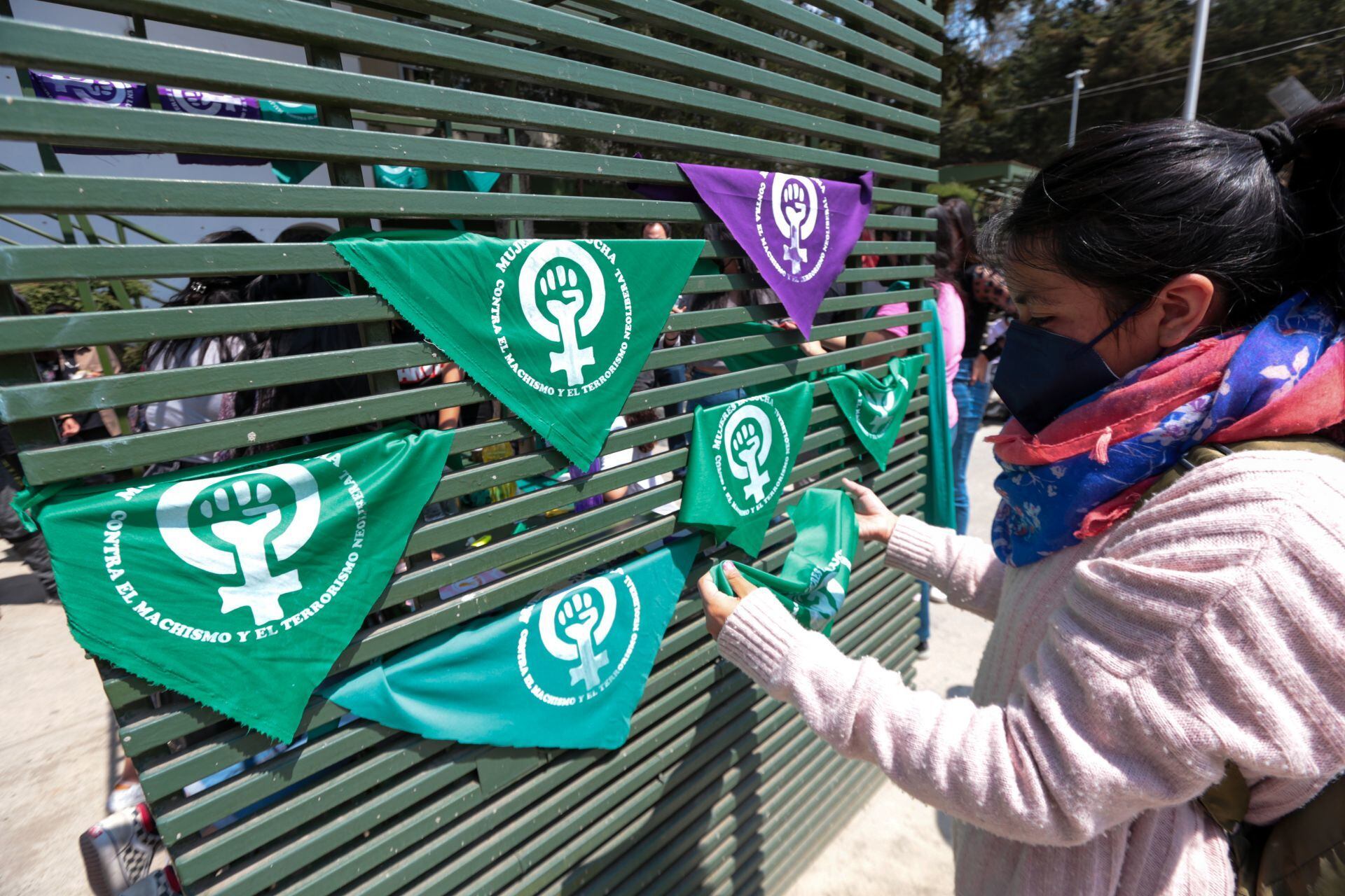 Estudiantes de la Facultad de Ciencias Políticas y Sociales de la UAEMex rumbo al 8 de Marzo Día Internacional de la Mujer.