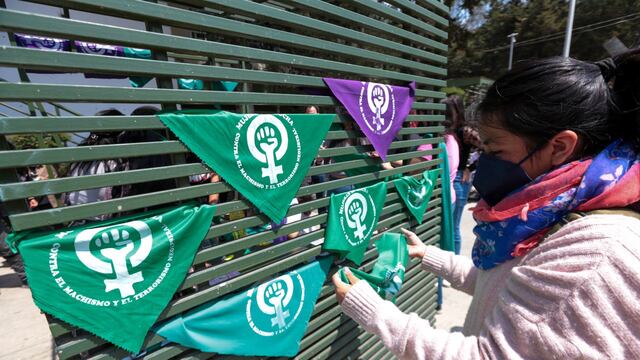 Estudiantes de la Facultad de Ciencias Políticas y Sociales de la UAEMex rumbo al 8 de Marzo Día Internacional de la Mujer.