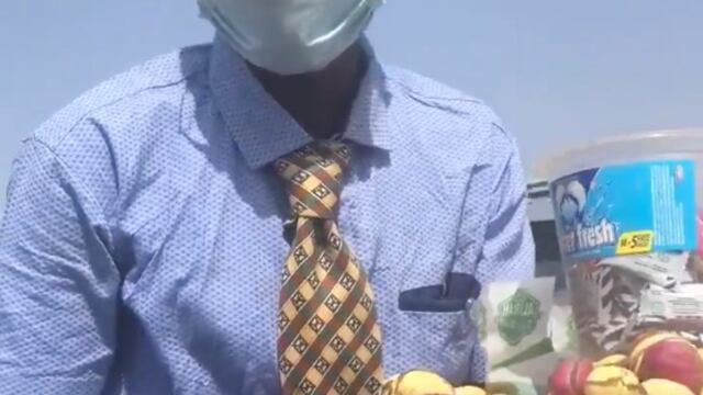 Joven usa traje para vender comida