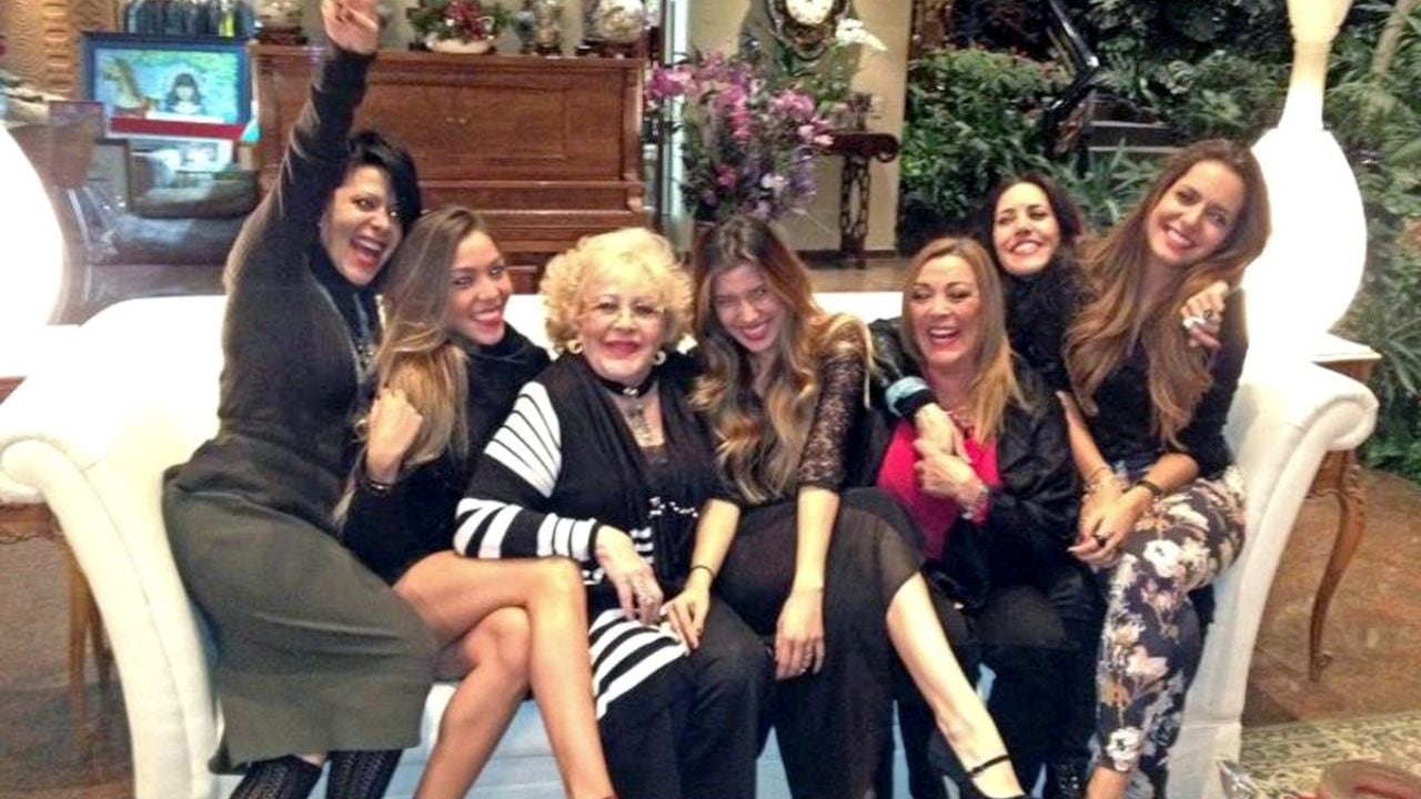 Alejandra Guzmán, Frida Sofía, Silvia Pinal, Michelle Salas, Sylvia Pasquel, Stephanie Salas