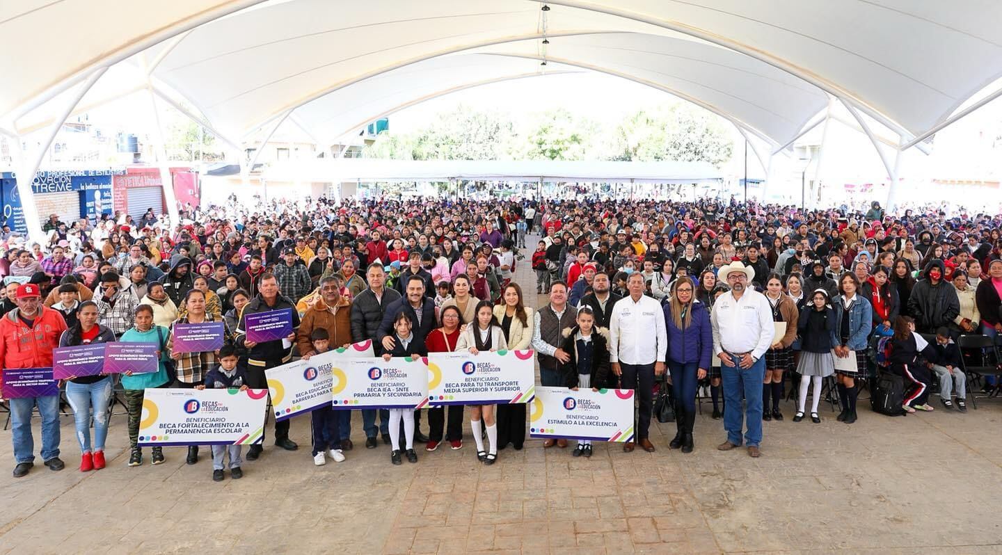 Gobernadora Tere Jiménez entrega apoyos y becas en Aguascalientes