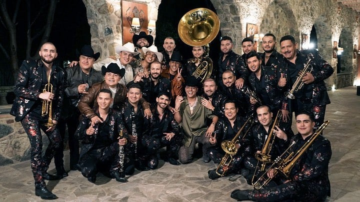 Grupo Firme y El Recodo.