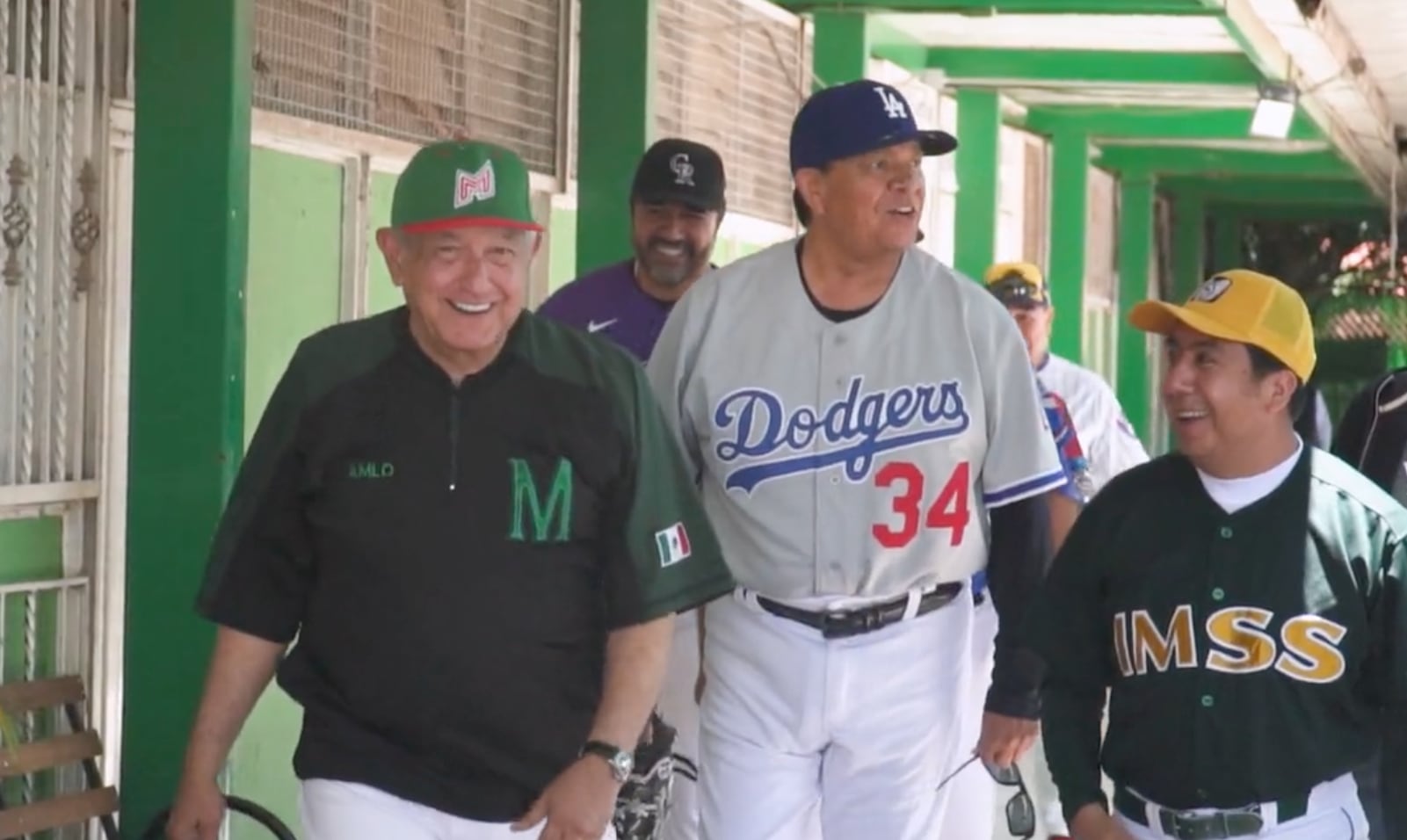 AMLO fue a jugar béisbol con Fernando Valenzuela y Vinicio Castilla