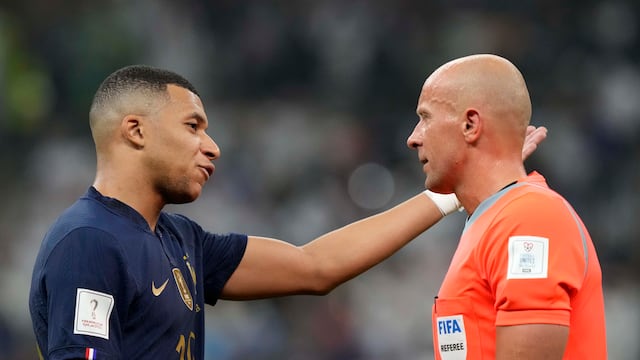 Szymon Marciniak y Kylian Mbappe