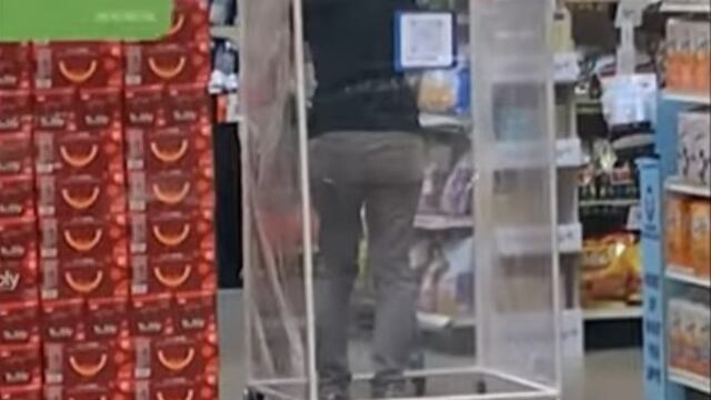 Mujer dentro de caja